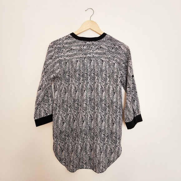 ✨2 for $5✨ Olive & Oak Black and White Patterned Blouse Size XS - Picture 5 of 8